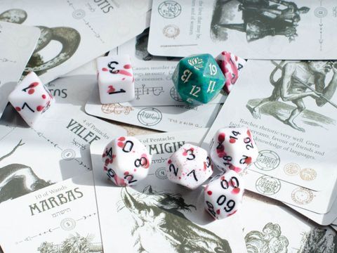 Dungeons & Dragons Spielkarten und Würfel