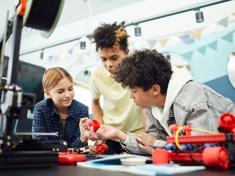 Kindern arbeiten an 3D-Modellen