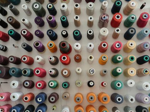 Stickmaschine mit buntem Garn