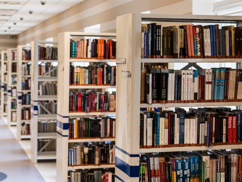 Bücherregale in einer Bibliothek