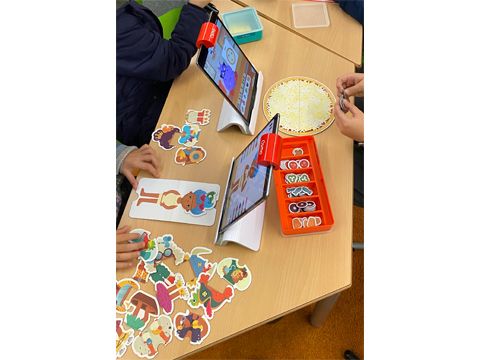 Blick auf einen Tisch mit Roboki