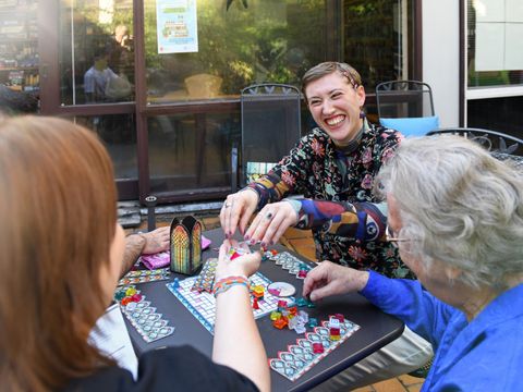 Personen beim Brettspiel im Lesegarten