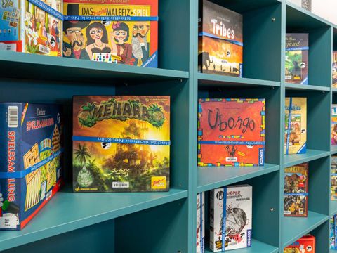 Gesellschaftsspiele im Regal stehend