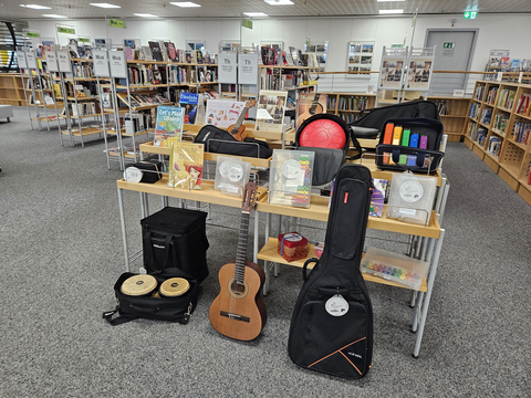 Musikinstrumente in der Musikabteilung