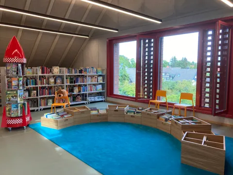 Kinderbibliothek (Lesecke mit Bilderbüchern, Comics und Erzählungen)