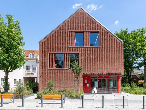 Frontalblick auf die Gertrud-Haß-Bibliothek