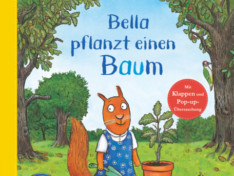 Buchcover "Bella pflanzt einen Baum" (Ein Eichhörnchen in blauem Kleid steht mit einer kleinen Schaufel neben einem Blumentopf mit einem jungen Baum, umgeben von Bäumen, Gießkanne und einer kleinen Schnecke auf einer Wiese)