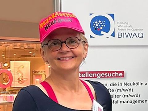 Ute Großmann vor der Kiezakademie Neukölln