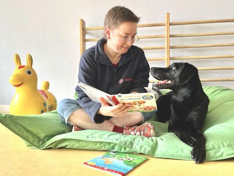 Jana und Lesehündin Emmi