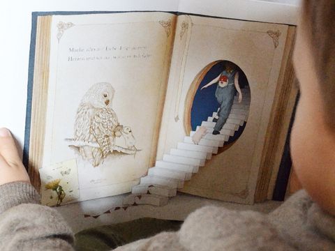 Kind liest ein Märchenbuch