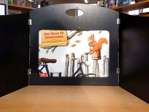 Bilderbuchkino auf dem Tisch
