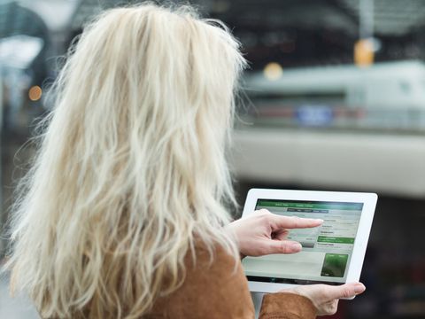 Junge Frau mit Tablet