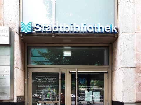 Eingang der Bettina-von-Arnim-Bibliothek - Türen und Schild "Stadtbibliothek"