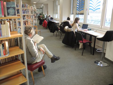 Bettina von Arnim Bibliothek Arbeitsplätze an der Fensterfront