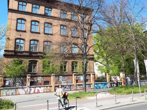 Die Bibliothek am Wasserturm. Sie ist Teil von einem ehemaligne Schulgelände aus Klinkersteine.