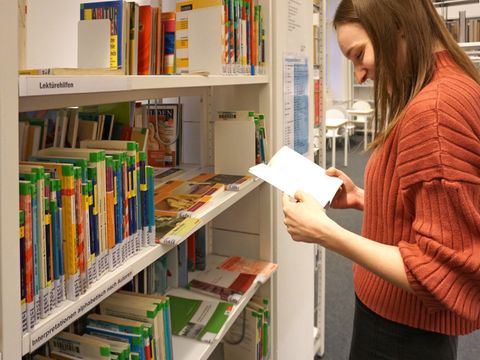 Junges Mädchen in der Jugendabteilung
