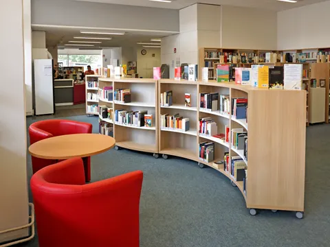 EG der Böll-Bibliothek mit Schönerliteratur