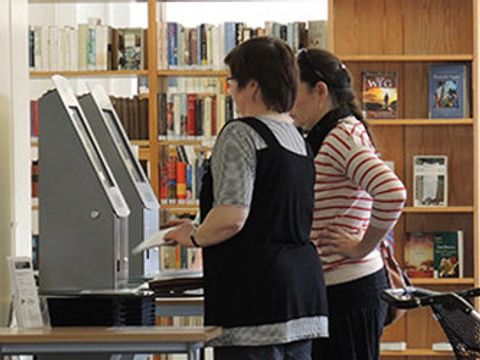 Heinrich-Böll-Bibliothek, Innenansicht, Ausleihe mit Kinderwagen, 2013