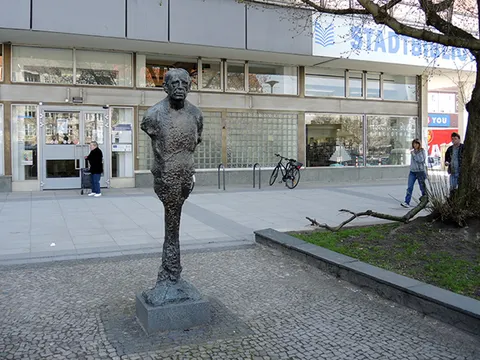 Heinrich-Böll-Bibliothek, Außenansicht, Böll-Stele, 2013