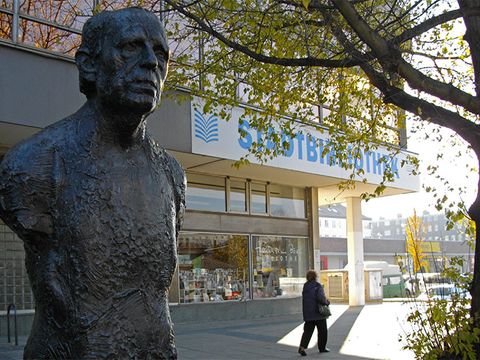 Heinrich-Böll-Bibliothek, Außenansicht mit Böll-Stele, 2012