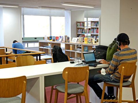 Sachbuchbereich mit Lesetisch