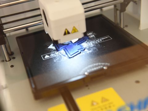 Der 3D-Drucker der Korczak-Bibliothek im Betrieb.