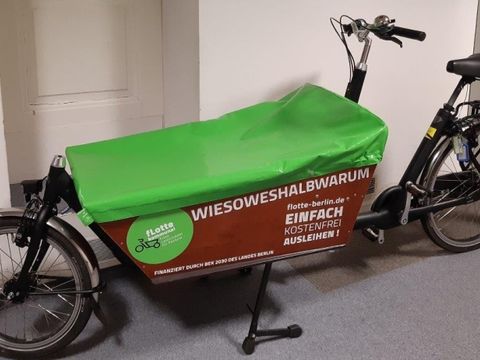Lastenfahrrad. Beschriftung: "WiesoWeshalbWarum"