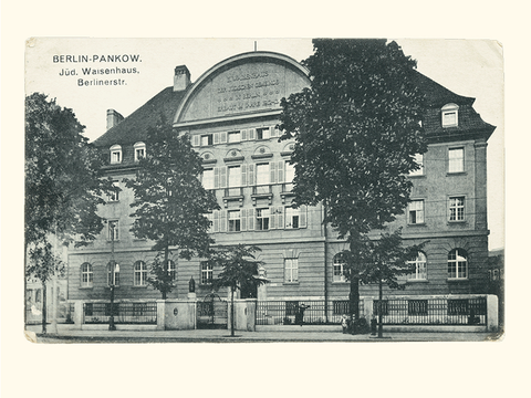 Sehr altes Foto von einem imposanten Gebäude mit vier Etagen. Text: "Berlin-Pankow, Jüd. Waisenhaus, Berlinerstr."