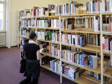 Kunstbuchbereich in der Janusz-Korczak-Bibliothek