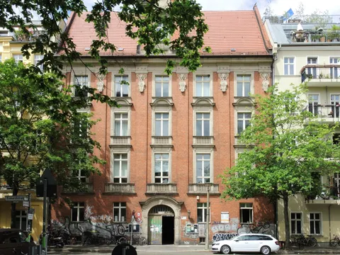 Die Kurt-Tucholsky-Bibliothek im Nachbarschaftszentrum "Kiez & Kurt", einem schönen Altbau-Wohnhaus.