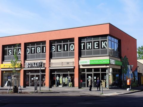 Stadtteilbibliothek Buch im Obergeschoss einer Ladenzeile.