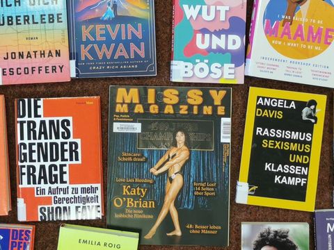 Mehrere Bücher über Feminismus und Antidiskriminierung.