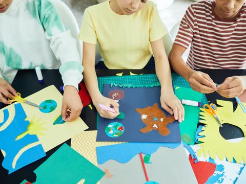 Kinder basteln mit buntem Papier
