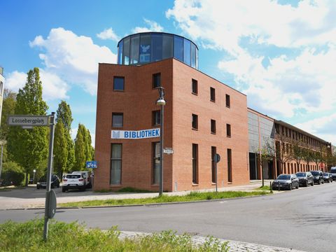 Das Gebäude der Stadtbibliothek Karow. Ein modernes, mehrstöckiges Backsteinhaus.