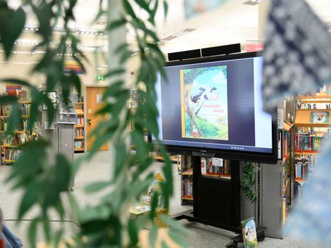 Ein Smartboard mit Bilderbuchkino in der Bibliothek