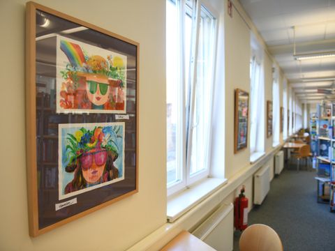 Ein Bild an der Wand in der Bibliothek