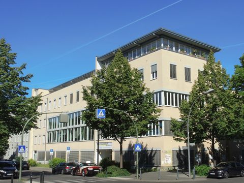 Aussenansicht von der Wolfdietrich-Schnurre-Bibliothek, Teil von einem fünstöckigen Neubau.