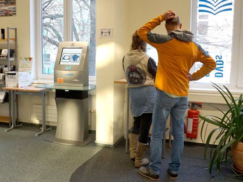 zwei Benutzer am Opac n der Wolfdietrich-Schnurre-Bibliothek
