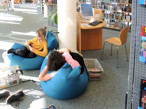 WSB-Kinderbereich Mädchen-Schmökern auf bequemen Kissen