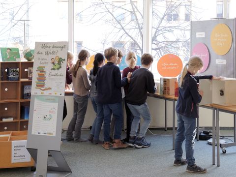 Schulklasse entdeckt die Bibliothek