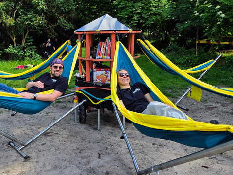 Mobile Mini-Bibliothek, die mit Hängematten ausgestattet ist.