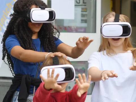 Kinder und Jugendliche spielen mit Virtual-Reality-Brillen