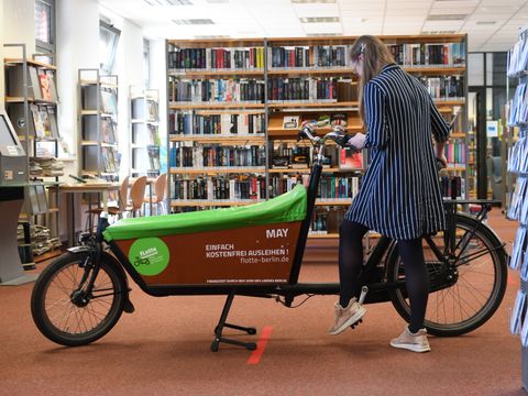 Ein Lastenrad von dem Projekt "fLotte" steht in der Bibliothek