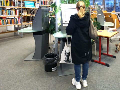 Frau am Automaten
