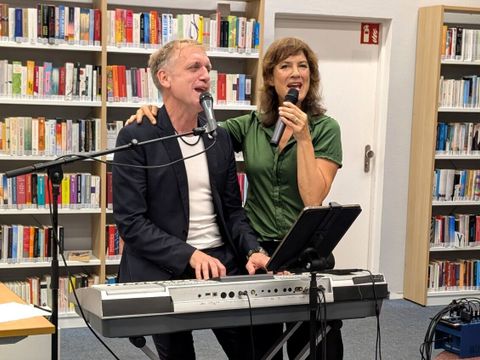 Zwei Musiker:innen beim Auftreten in der Bibliothek