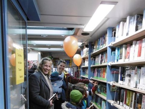 Blick ins Innere des Großen Bücherbusses Reinickendorf (Bild: BA Reinickendorf)