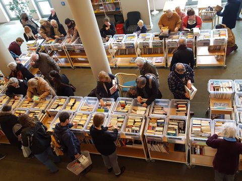 Büchertrödel mit Kunden