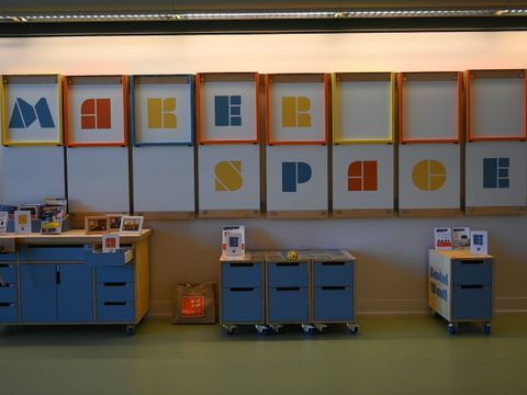 Humbot-Makerspace Veranstaltungen - Wand mit Schriftzug und Schubladentischen
