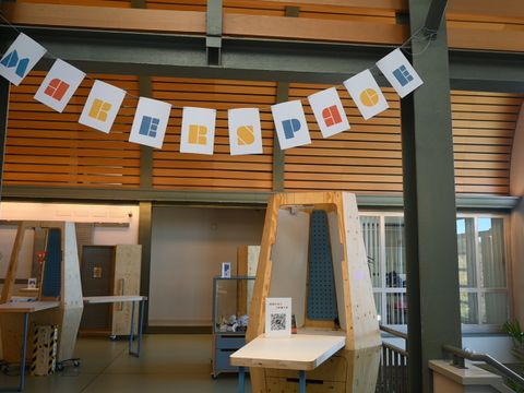 Humbot-Makerspace Angebote für Schulklassen - Hängender Schriftzug