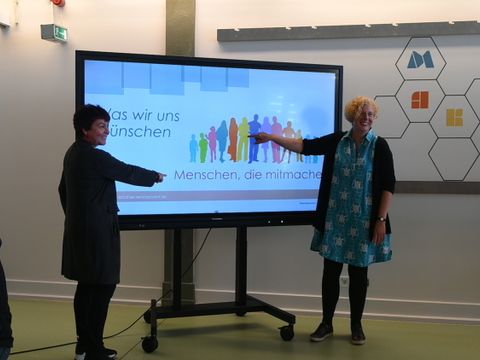 Humbot-Makerspace Mitmachen - Lölsberg und Bornett zeigen auf Präsentation